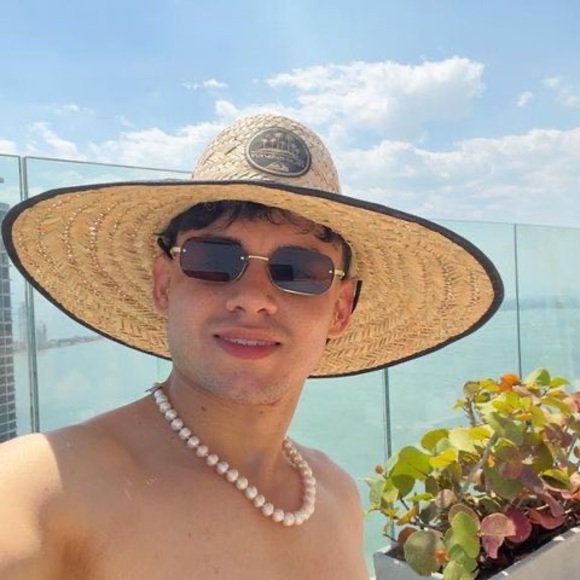 Meet your Posher, Felipe - Picture 1 of 1